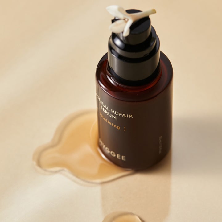 Hyggee Natural Repair Serum 30 ml anti-rynk naturligt serum i mörk glasflaska med bärnstensfärgad textur