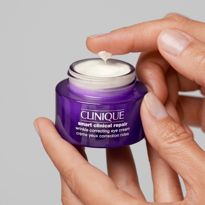 Clinique Smart Clinical Repair 30 ml ögonkräm som reducerar rynkor visas i lila burk med krämig textur.