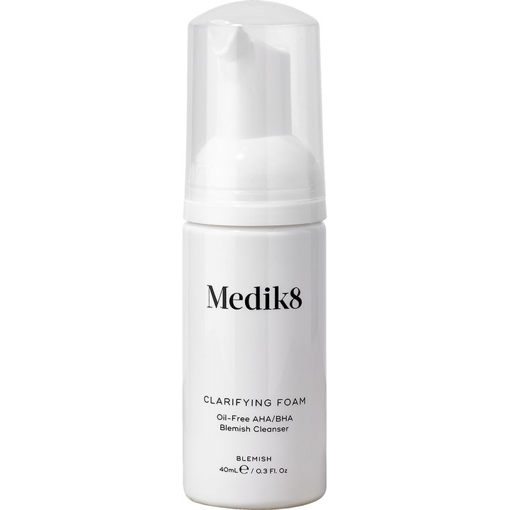 Medik8 Clarifying Foam 40ml oljefri ansiktsrengöring med AHA BHA i en vit flaska med transparent lock.