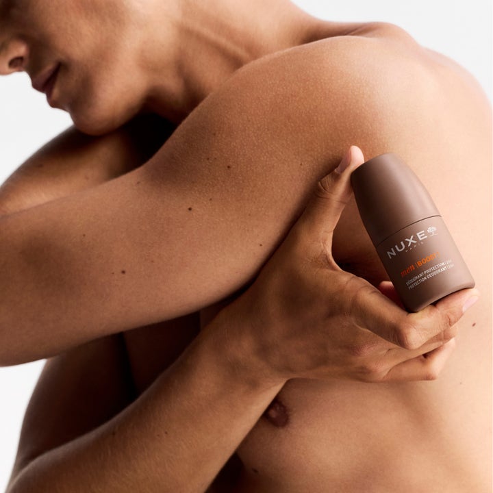 Nuxe Men 24Hr Protect Deo 50 ml i brun roll-on flaska som hålls mot huden för en fräsch känsla hela dagen.