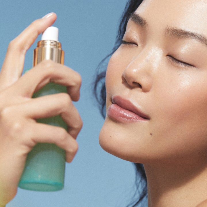 KORA Organics Active Algae Minty Mist 100 ml fuktgivande ansiktsmist som sprayas över ansiktet för lyster.