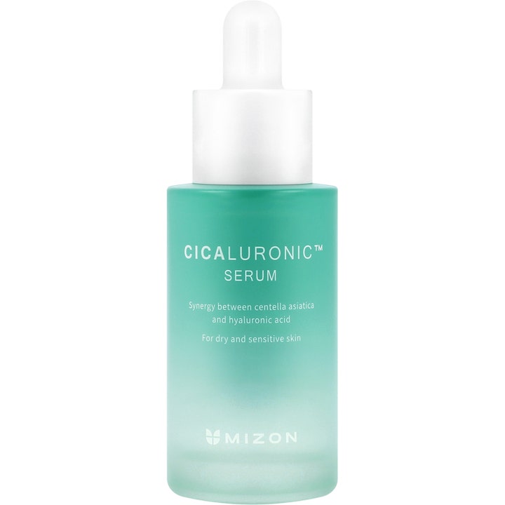 Mizon Cicaluronic Serum lugnande ansiktsserum hyaluronsyra och centella i en grön frostad glasflaska med vit pipett
