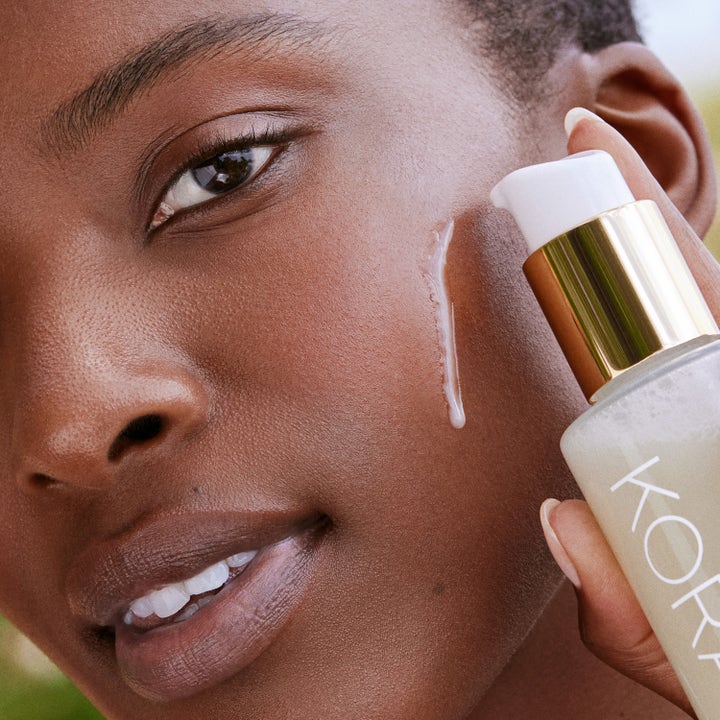 KORA Organics Mushroom Cleanser 150 ml återfuktande rengöring appliceras på huden med guldfärgad pumpflaska