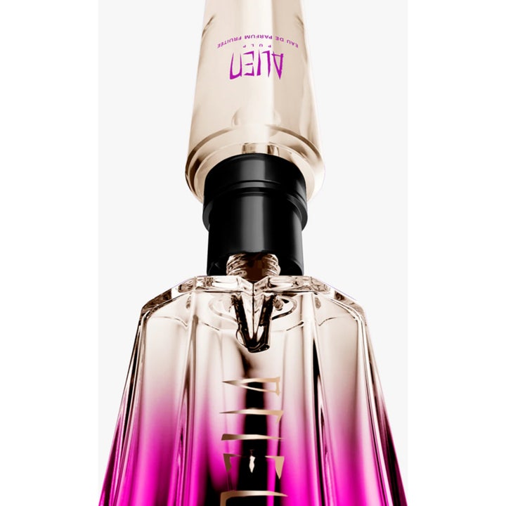 Mugler Alien Pulp Eau de Parfum 100 ml damparfym med glansiga lila bär som illustrerar parfymens fruktiga noter