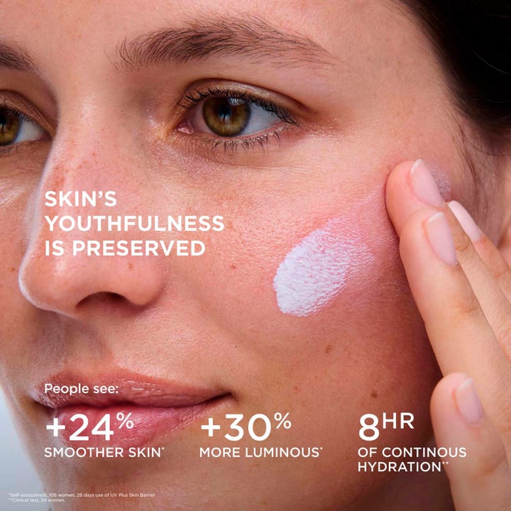 Clarins UV Plus Anti-Pollution Translucent 30 ml solkräm för ansiktet ger lyster när vit kräm appliceras på huden.