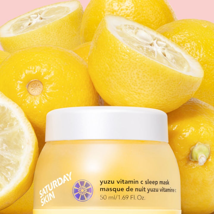 Saturday Skin Yuzu Vitamin C Sleep Mask 50 ml lystergivande nattmask i gul burk omgiven av färska yuzu-frukter.