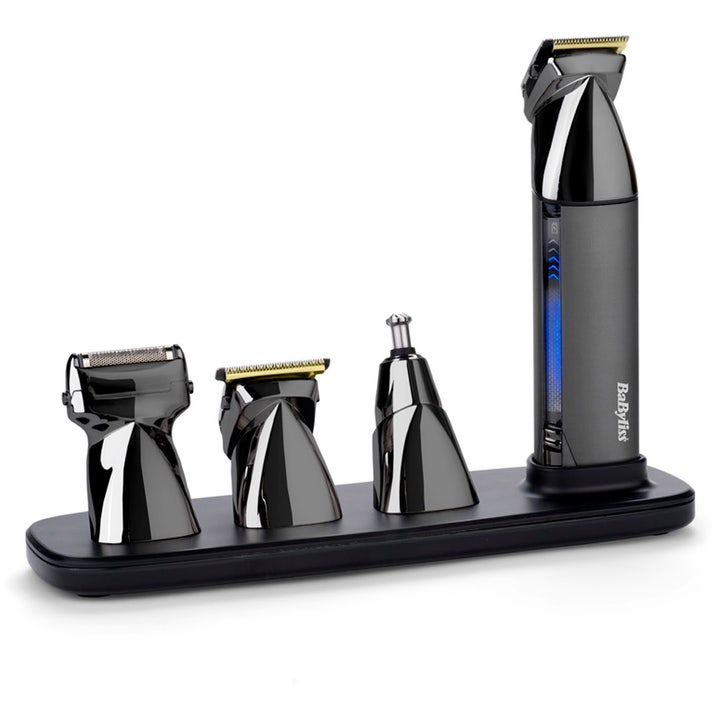 BaByliss professionell skäggtrimmer set. Grå multitrimmer med blått ljus och tre utbytbara huvuden på en svart bas.