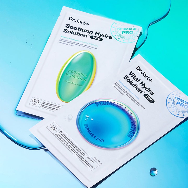 Dr.Jart+ Dermask Soothing Hydra Solution Pro 26 g lugnande koreansk ansiktsmask på blå yta med vattendroppar.
