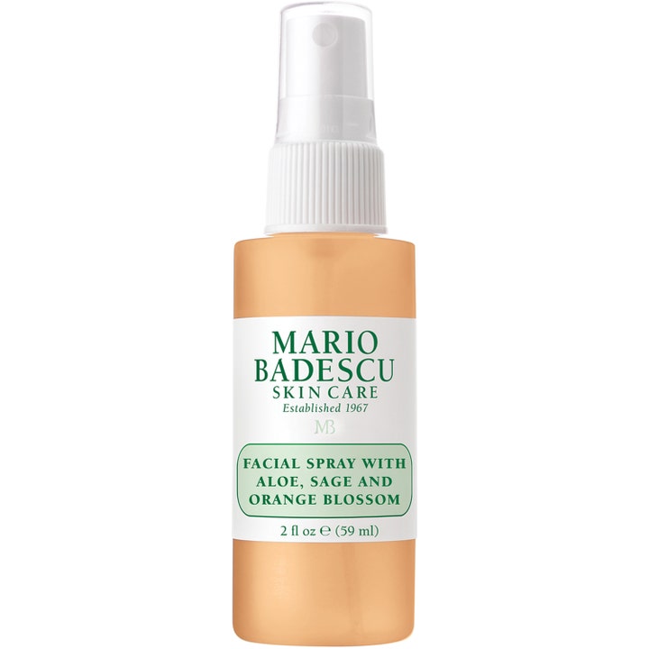 Mario Badescu Facial Spray 59 ml uppfriskande aloe vera ansiktsspray med persikofärgad vätska i transparent sprayflaska.