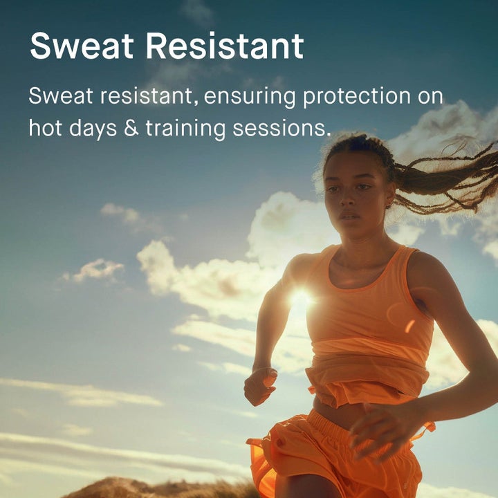 EVY Technology Sun Protection Set SPF50 solskyddsmousse ger svettresistent skydd för kvinna som tränar utomhus.