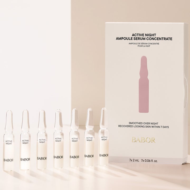 Babor Active Night Ampoule Serum Concentrate 14 ml aktivt nattserum i sju glasampuller framför vit förpackning