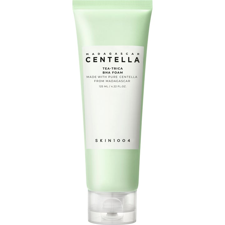 SKIN1004 Madagascar Centella Tea-Trica BHA Foam 125 ml bha ansiktsrengöring hudvård i ljusgrön tub med klart lock.