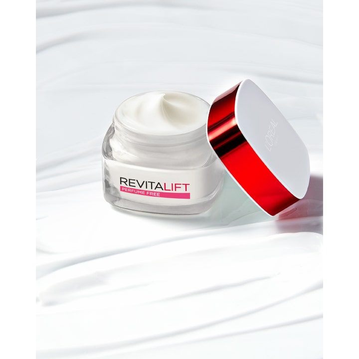 L'Oréal Paris Revitalift 50 ml hypoallergen återfuktande ansiktskräm i öppen glasburk med rött lock och krämig textur.