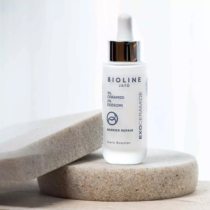Bioline Jatò Exoceramide Booster Serum 30 ml barriärstärkande serum i vit glasflaska med silverlock på ljusa stenar.
