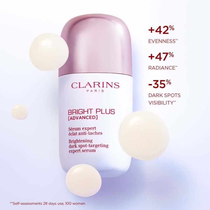 Clarins Bright Plus Advanced Serum 30 ml ger lyster i vit flaska med rosa lock och text om resultat