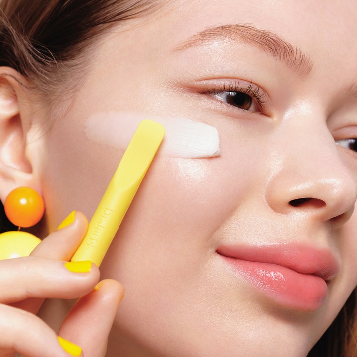 Dr.Jart+ Ceramidin Ectoin-Infused Cream 50 ml barriärstärkande ansiktskräm för mycket torr hud appliceras med gul spatel
