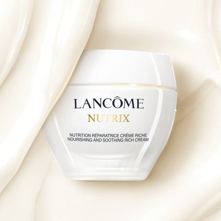 Lancôme Nutrix Visage 50 ml närande ansiktskräm i vit burk som ger fukt omgiven av krämig vit textur.