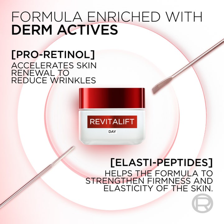 L'Oréal Paris Revitalift 50 ml näringsrik dagkräm med anti-aging effekt i vit glasburk som rörs vid av en hand.