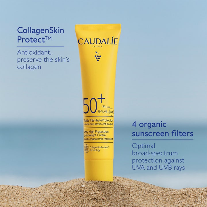 Caudalie Vinosun SPF50 40 ml solkräm för ansiktet i gul tub på sandstrand som ger ett brett skydd och bevarar kollagen