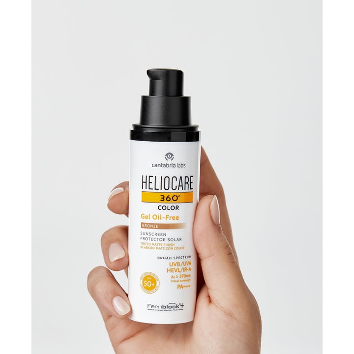 Heliocare 360 Color Gel Oil-Free Pearl 50 ml färgad solkräm spf 50 i vit flaska som hålls i en hand.