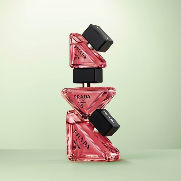 Prada Paradoxe Intense 90 ml damparfym med fyra ikoniska trekantiga glasflaskor i olika rosa toner