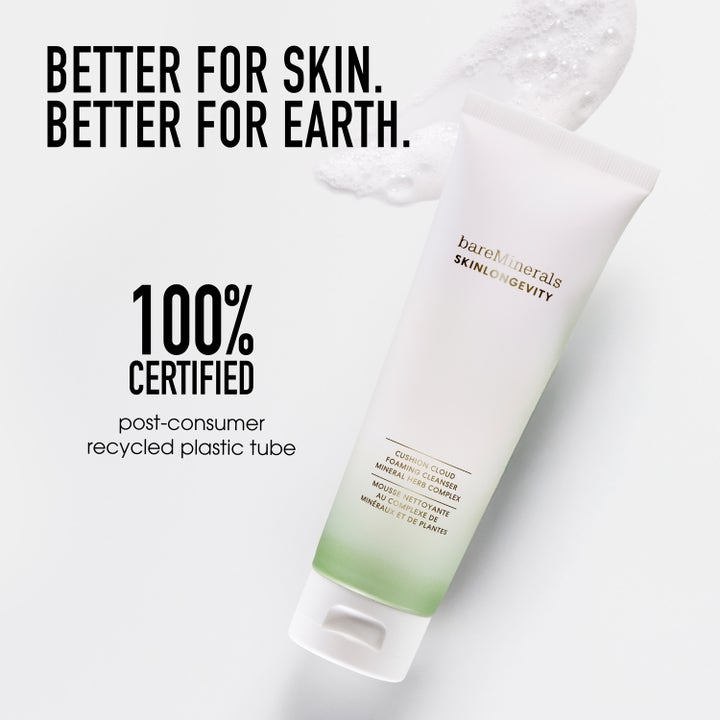 bareMinerals Skinlongevity Plush Gentle Foaming Cleanser 120 ml rengöringsskum i vit och grön tub av återvunnen plast.