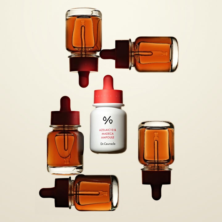 Dr. Ceuracle Azelaic 10 & Madeca Ampoule 30 ml lugnande serum i vit flaska omgiven av bärnstensfärgade pipettflaskor