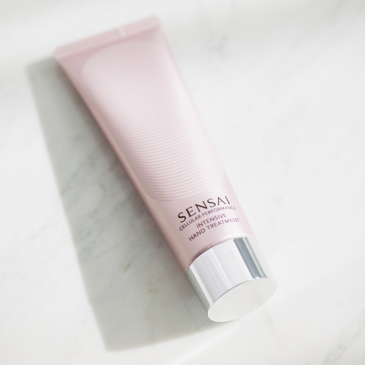 Sensai Cellular Performance Intensive Hand Treatment 100 ml återfuktande anti-aging handkräm i rosa tub med silverlock.