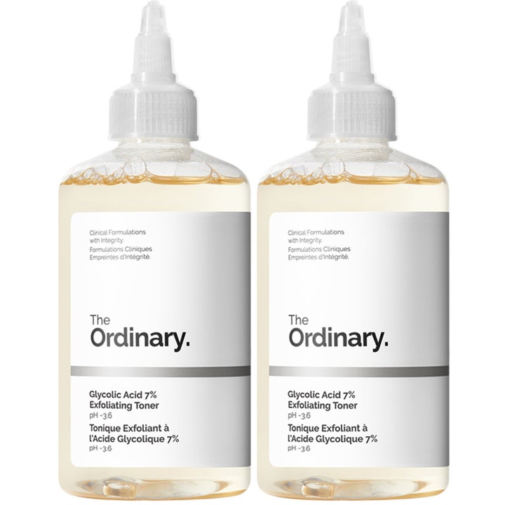 The Ordinary Glycolic Acid 7% Exfoliating Toner duopack ger lyster i två genomskinliga plastflaskor med vita korkar.