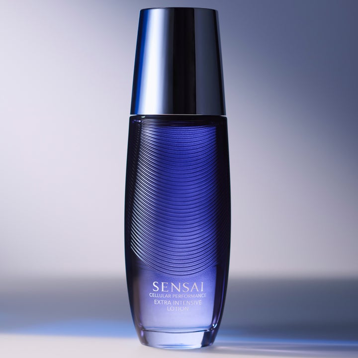 Sensai Cellular Performance Extra Intensive Lotion 125 ml återfuktande ansiktslotion i mörkblå flaska med räfflad struktur