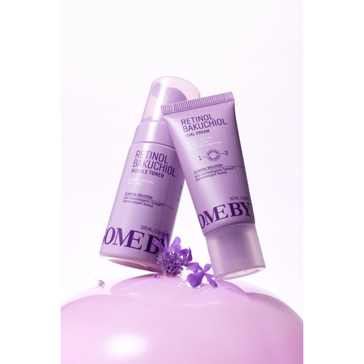 Some By Mi Retinol Bakuchiol Dual Cream 50 ml nattkräm i lila tub bredvid matchande flaska och lila blommor