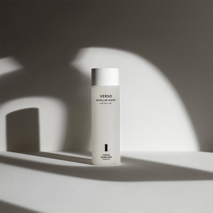 Verso N°1 Micellar Water 200 ml ansiktsrengöring i frostad flaska med vitt lock omgiven av dramatiska skuggor
