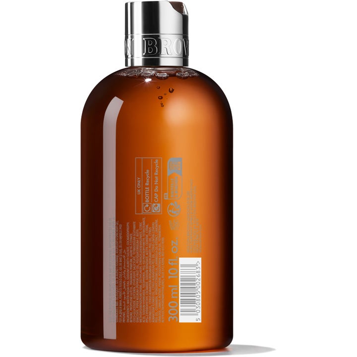 Molton Brown Black Peppercorn Body Wash 300 ml aromatiskt duschtvål baksida av bärnstensfärgad flaska med innehållslista.