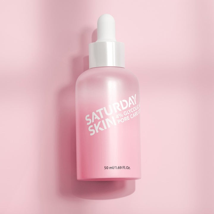 Saturday Skin Pore Active Treatment Serum 50 ml porvårdande serum med glykolsyra i rosa frostad glasflaska