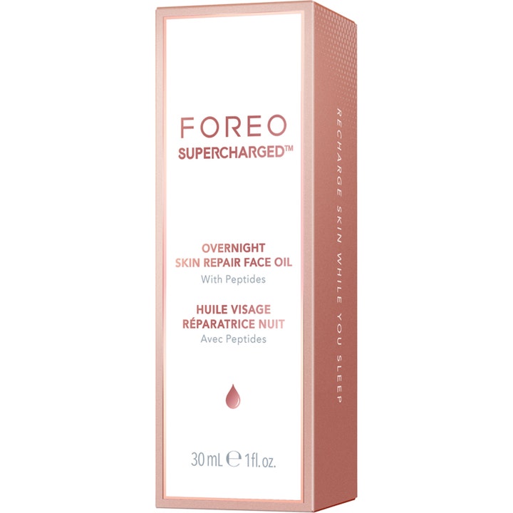 FOREO SUPERCHARGED Overnight Skin Repair Face Oil 30 ml fuktgivande nattolja ansikte i vit box med detaljer i roséguld.
