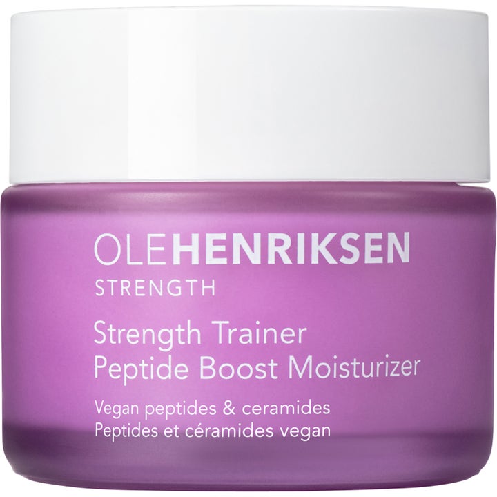 Ole Henriksen Strength Trainer Peptide Boost Moisturizer återfuktande peptidkräm i lila frostad glasburk med vitt lock