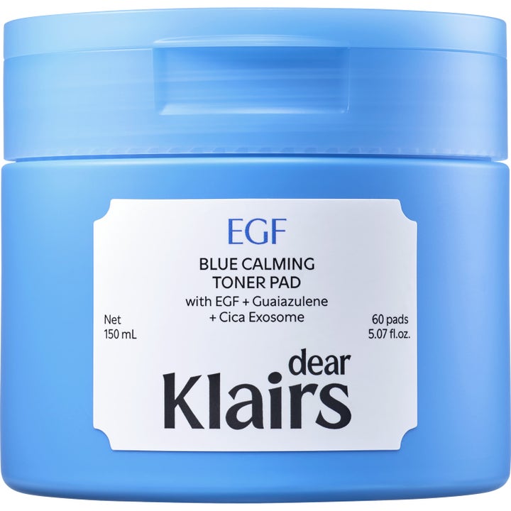 Dear Klairs EGF Blue Calming Toner Pad 150 ml 60 pads lugnande ansiktsvård i en ljusblå plastburk med vit etikett