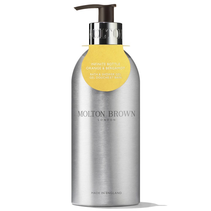 Molton Brown Orange & Bergamot Infinite Bottle citrus duschtvål i en elegant silverflaska med gul etikett och pump.