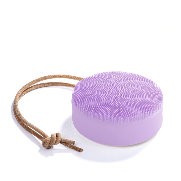 Silikon massageborste kropp ger exfoliering med en lila rund design, mjuka silikonpiggar och ett brunt snöre.