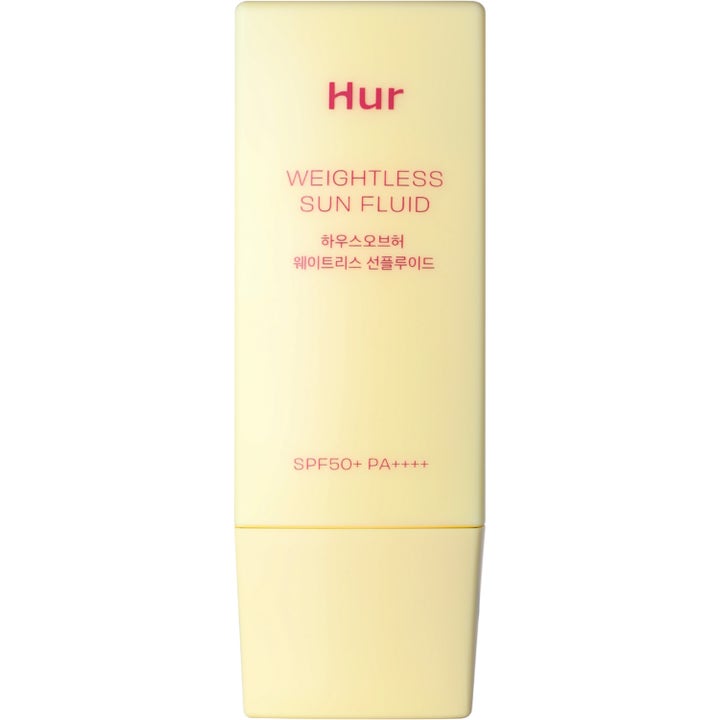 Hur Weightless Sun Fluid skyddande solkräm med SPF50+ i en stilren ljusgul tub med röd text.