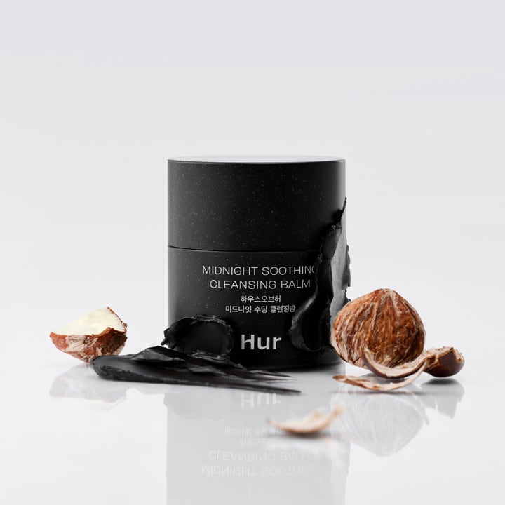 House of Hur Midnight Soothing Cleansing Balm 50 ml lugnande ansiktsrengöring i svart burk med mörk textur och bruna nötter