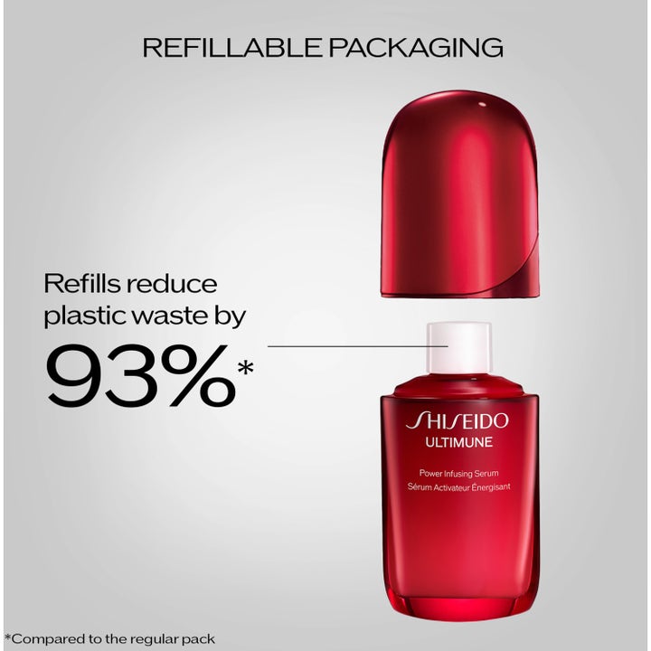 Shiseido Ultimune Power Infusing Concentrate 75 ml serum omgivet av gröna blad och vita blommor.