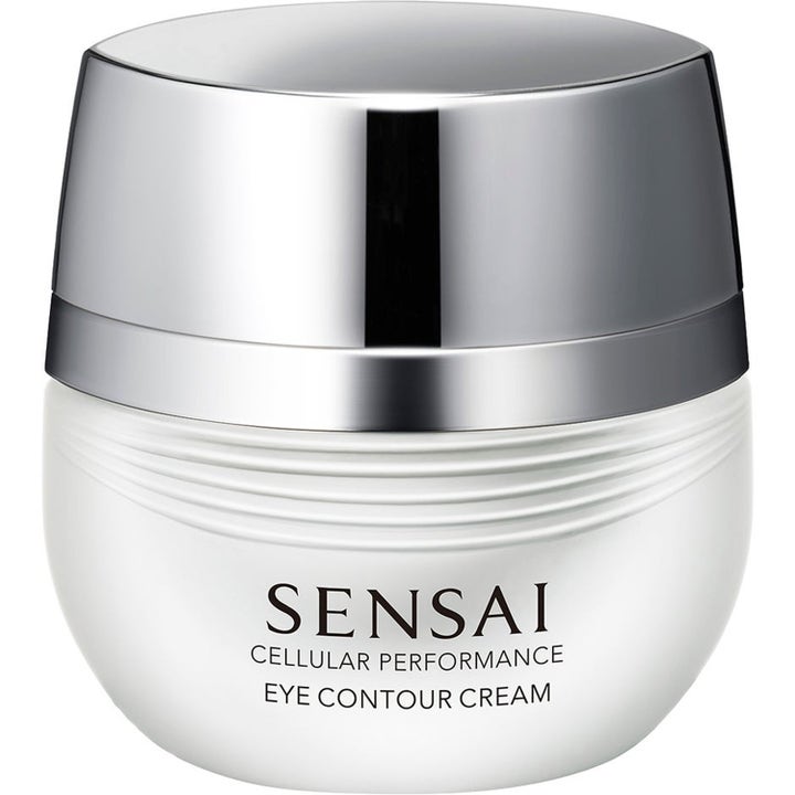 Sensai Cellular Performance Eye Contour Cream lugnande ögonvård i vit rundad burk med räfflad kant och silverlock.