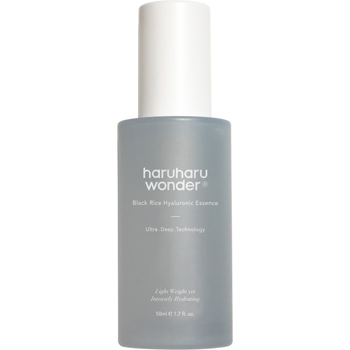 Haruharu Wonder Black Rice Hyaluronic Essence 50ml ger fukt med svart ris i en grå frostad flaska med vitt lock.