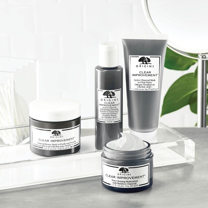 Origins Clear Improvement Mask 75 ml ansiktsmask för tilltäppta porer visas med serien på en genomskinlig bricka.