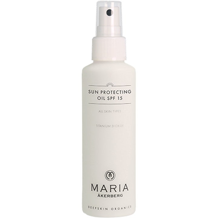 Maria Åkerberg Sun Protecting Oil SPF 15 sololja spray ger fysiskt solskydd med titandioxid i vit flaska med spraypump.