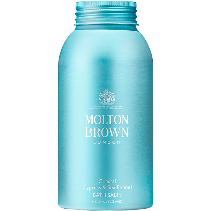 Molton Brown Coastal Cypress & Sea Fennel aromabadsalt ger ett revitaliserande saltbad i en ljusblå metallflaska.