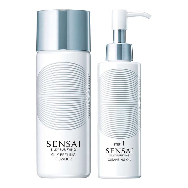 Sensai Silky Purifying Silk Peeling Powder och Cleansing Oil rengörande hudvård i vita flaskor med silverdetaljer