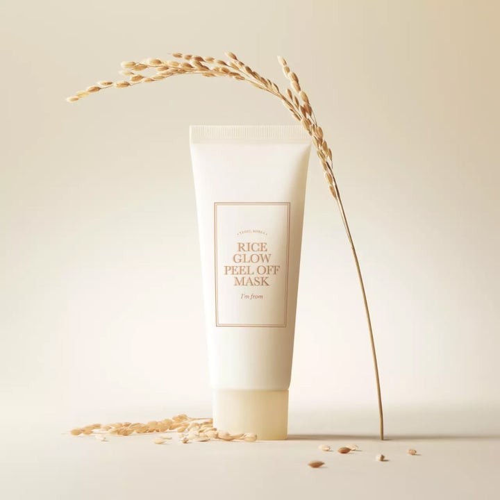 I'm from Rice Glow Peel Off Mask 70 g lystergivande ansiktsmask i vit tub omgiven av dekorativa risax.