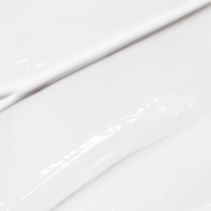 Dermalogica Active Moist 100 ml aktiv fuktkräm ansikte med en vit, lätt och smidig krämig textur.